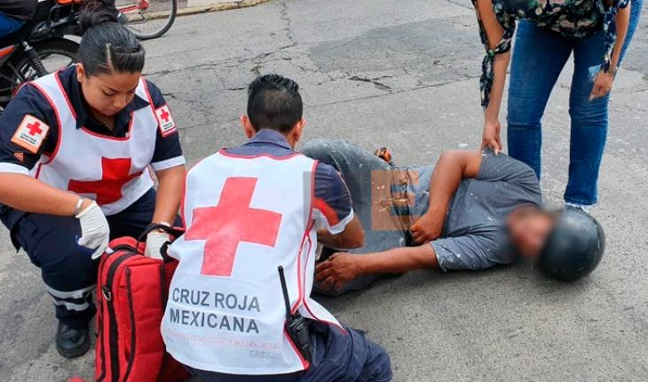 Choque de moto y auto deja un herido en Zamora, Michoacán