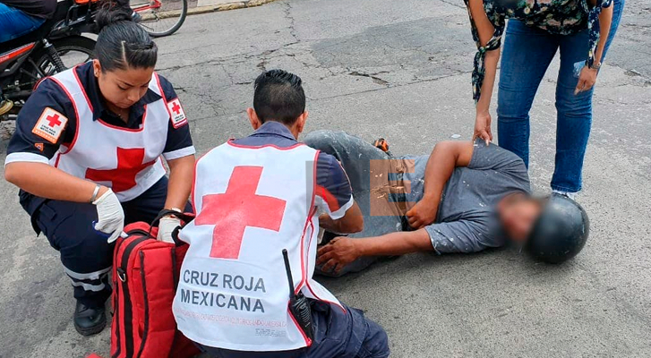 Choque de moto y auto deja un herido en Zamora, Michoacán