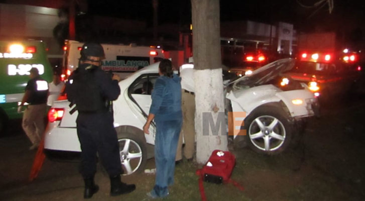 Cinco jóvenes lesionados al chocar su auto contra un árbol en Jacona, Michoacán