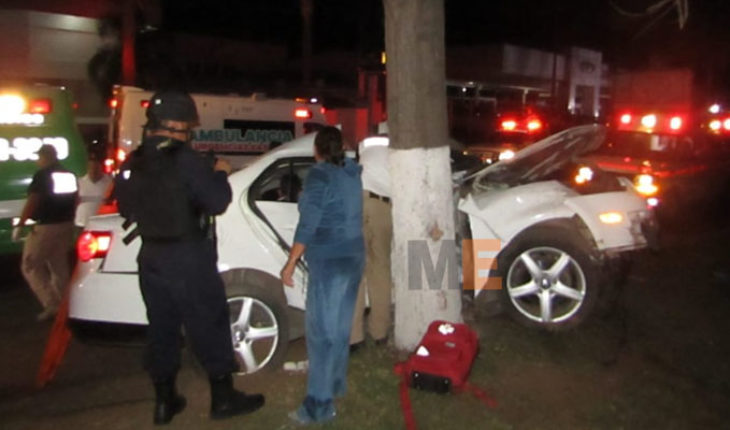 Cinco jóvenes lesionados al chocar su auto contra un árbol en Jacona, Michoacán