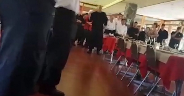 El registro del violento maltrato de jefe a trabajadores de restaurante Piccola Italia