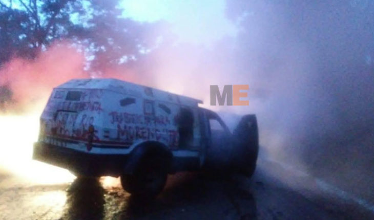 En Coeneo, Michocán, comuneros del FNLS incendian camioneta de valores y camión, exigen salida de la Guardia Nacional