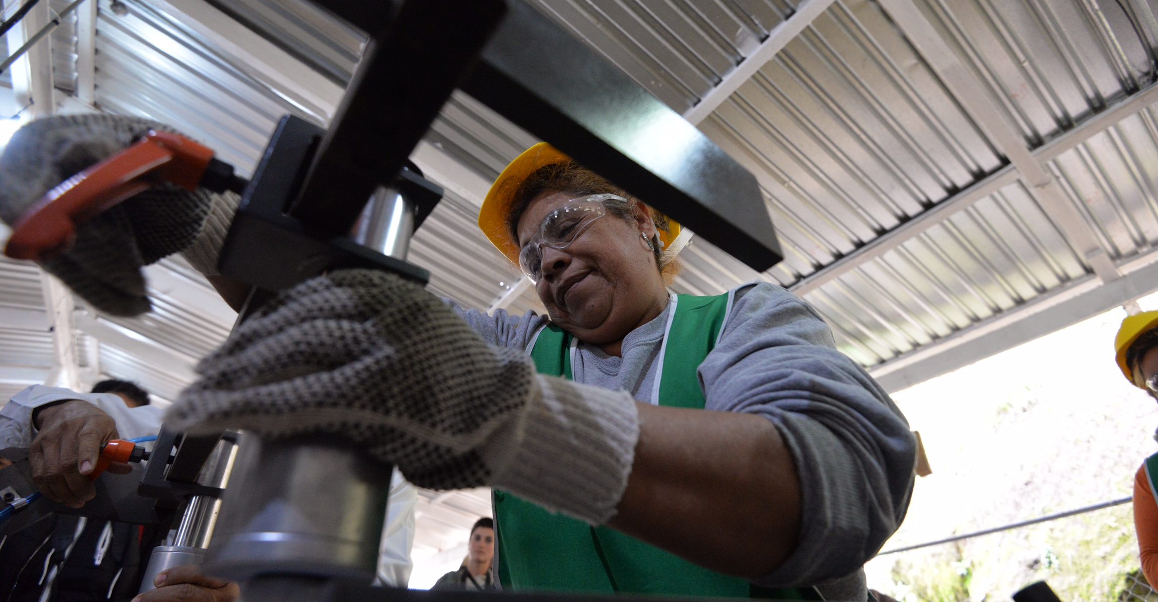 En México, las mujeres trabajan más que los hombres y ganan menos