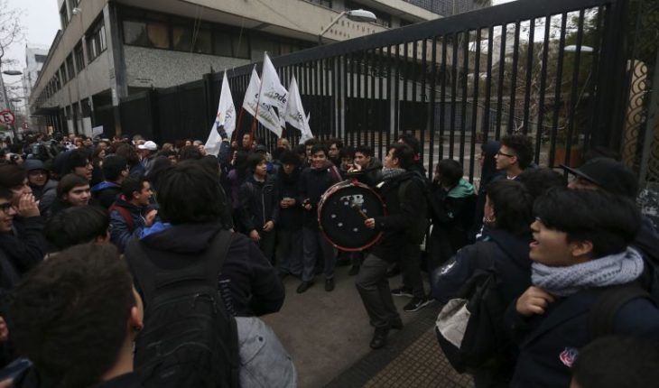 Expulsan a alumno del Instituto Nacional por supuesta posesión de bombas molotov