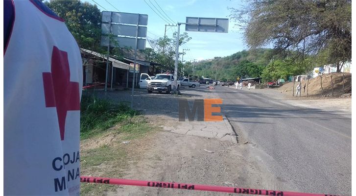 Gatilleros acribillan a dos ocupantes de camioneta en Lázaro Cárdenas