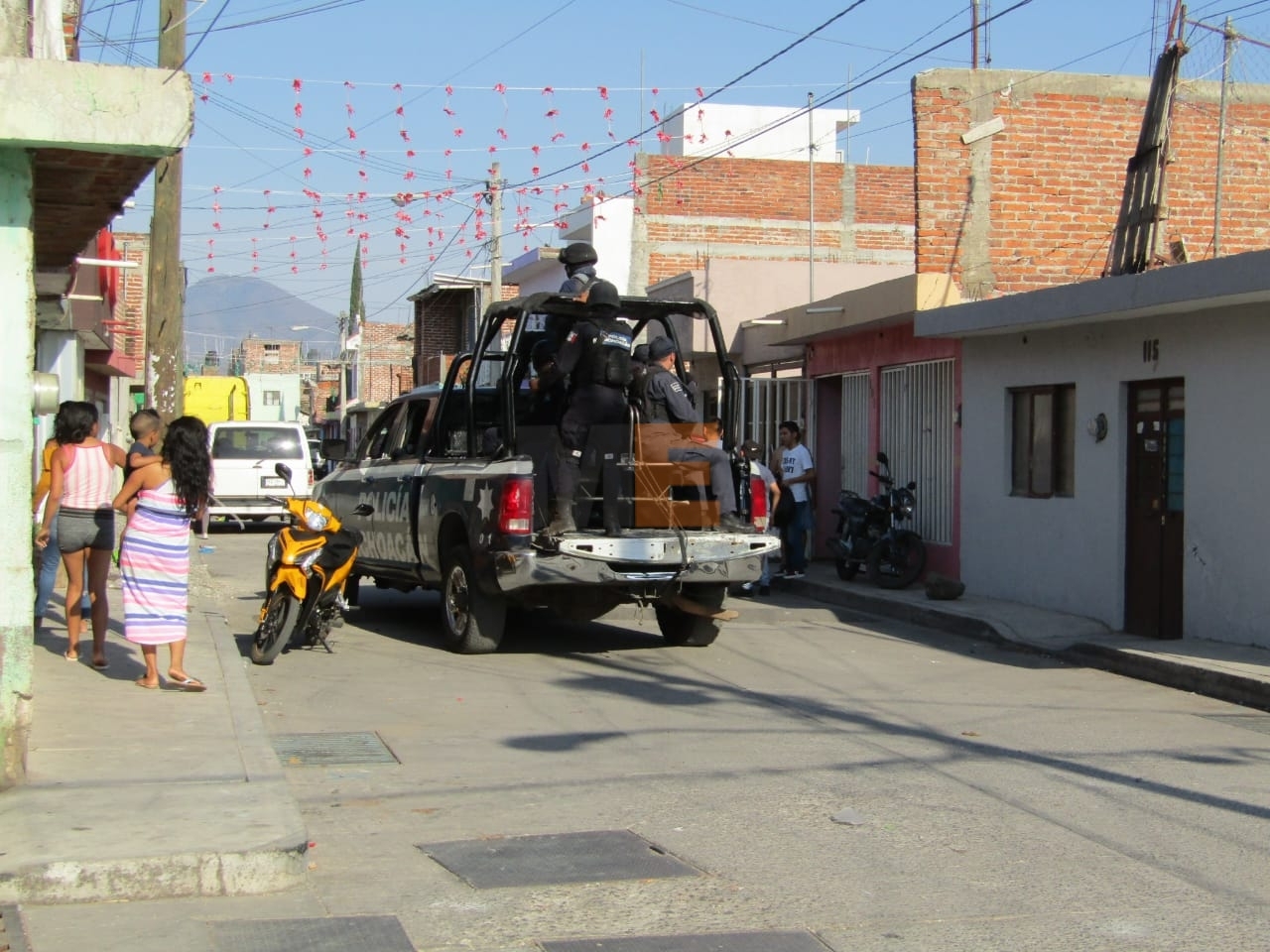Hombres alcoholizados agreden a golpes a una mujer y a sus 3 hijos en Zitácuaro, Michoacán