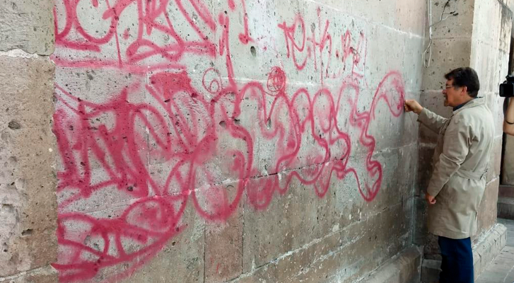 Inician los trabajos para retirar un grafiti en la Catedral de Morelia