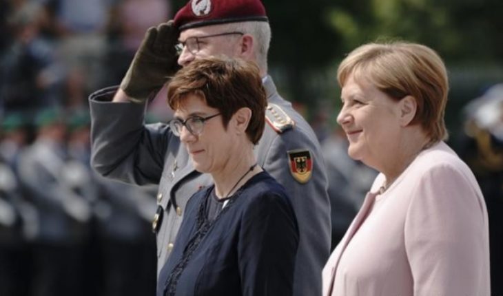 Merkel recuerda a “patriotas” que intentaron matar a Hitler