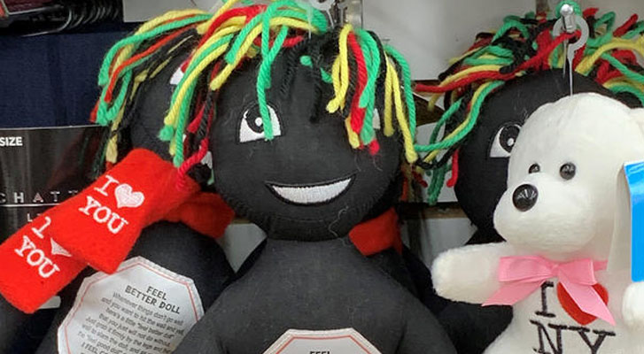 Muñecas negras para ser golpeadas, son retiradas de tiendas en EU por ser ofensivas