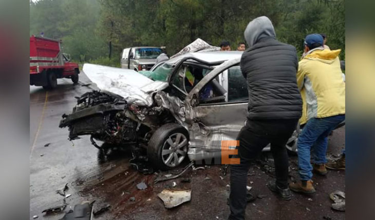 Muere una persona y quedan tres heridos al chocar auto contra camioneta en la carretera Uruapan