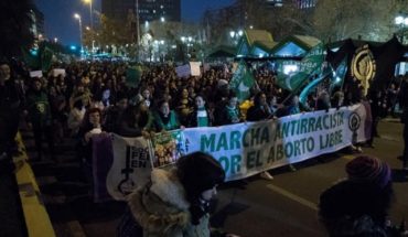 Mujeres marchan masivamente en Chile bajo la consigna “el aborto libre será antirracista”