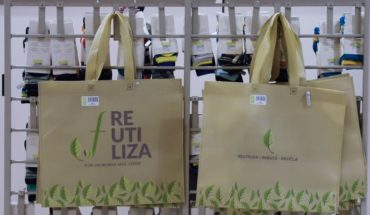 Proponen modificar ley que prohíbe bolsas plásticas para que comercio entregue bolsas reciclables gratuitas