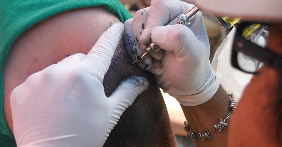 Tatuajes y perforaciones, prohibidos en tianguis de CDMX