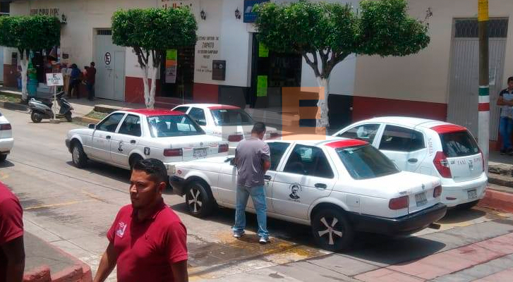 Taxista se enfrentan en la plaza principal de Chilchota, Michoacán