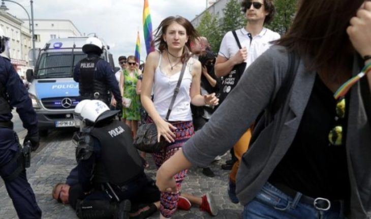 Ultranacionalistas atacan marcha del Orgullo LGBTI en Polonia