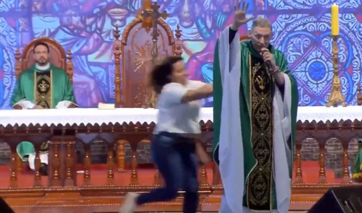 Una mujer empujó a un sacerdote en plena celebración de una misa en Brasil (Video)