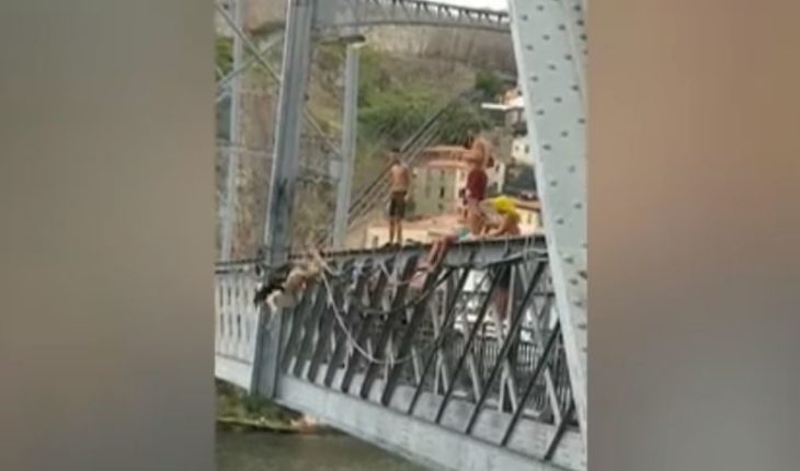 [VIDEO] Mujer que se desnuda y salta desde un puente se hace viral