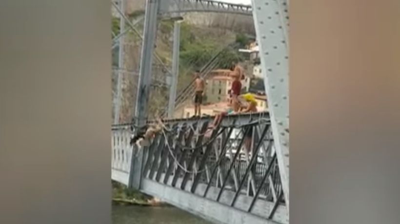 [VIDEO] Mujer que se desnuda y salta desde un puente se hace viral