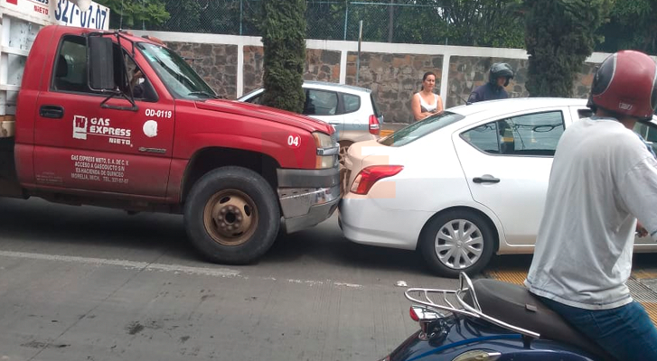 Vehículo gasero y auto particular chocan en la Av. Periodismo; no hay heridos
