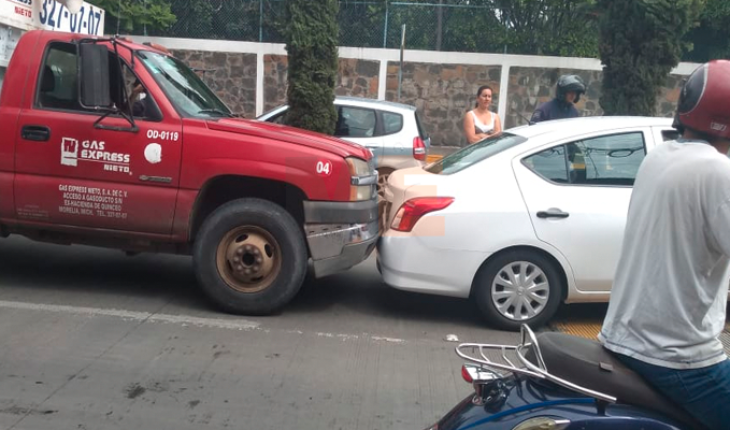 Vehículo gasero y auto particular chocan en la Av. Periodismo; no hay heridos