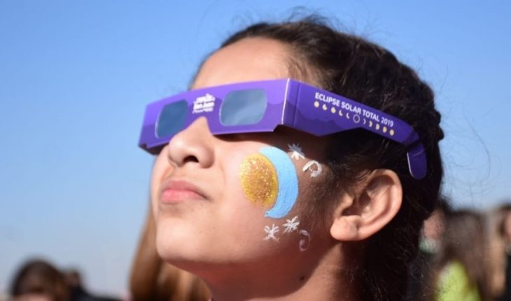 translated from Spanish: All pending from the sky: the total eclipse of the sun captivates the whole country