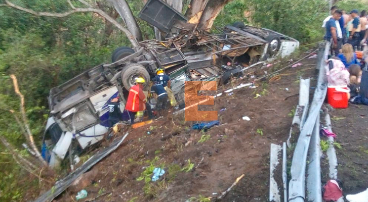 Bus crashes and 11 passengers die in Compostela, Nayarit