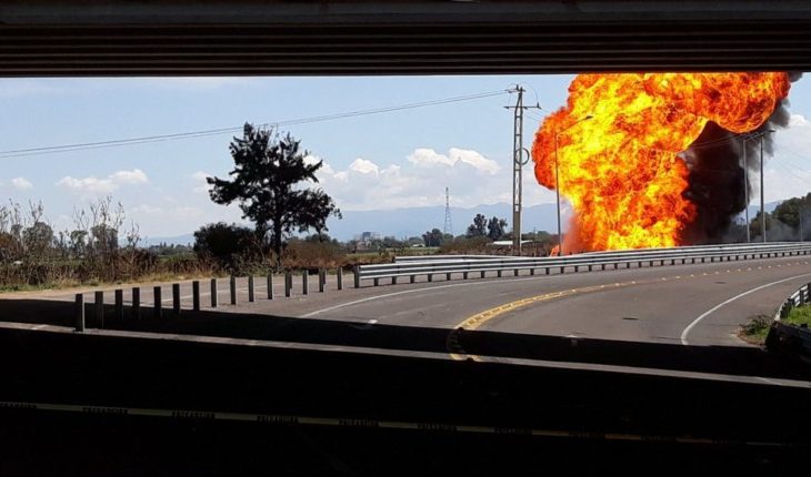 translated from Spanish: Explosion in Pemex pipeline leaves three injured in Guanajuato