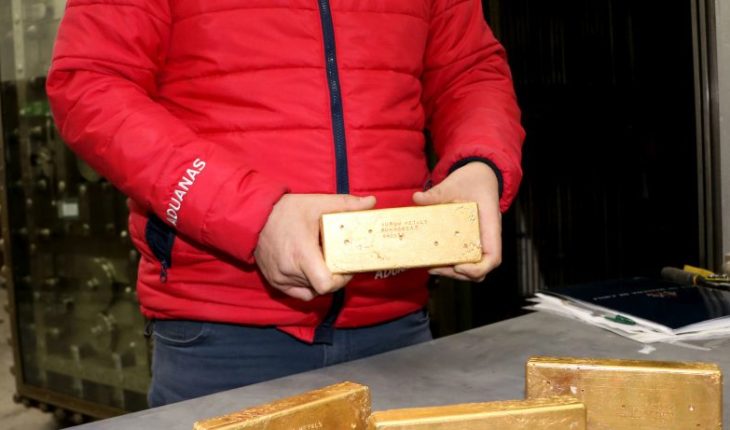 translated from Spanish: Gold ingots will be auctioned by the National Customs Service