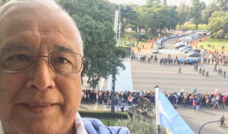 translated from Spanish: July 9: Us Ambassador’s selfie during parade