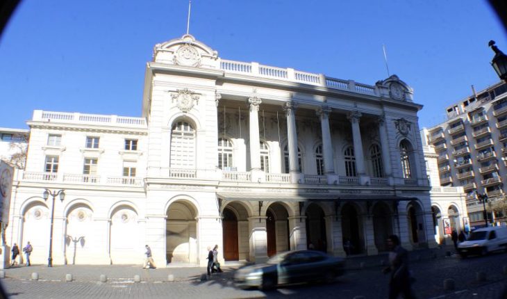 translated from Spanish: Municipal Theatre lays off 59 workers amid financial crisis