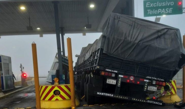 translated from Spanish: Rosario-Santa Fe highway: truck rammed toll booth and there are 2 serious children