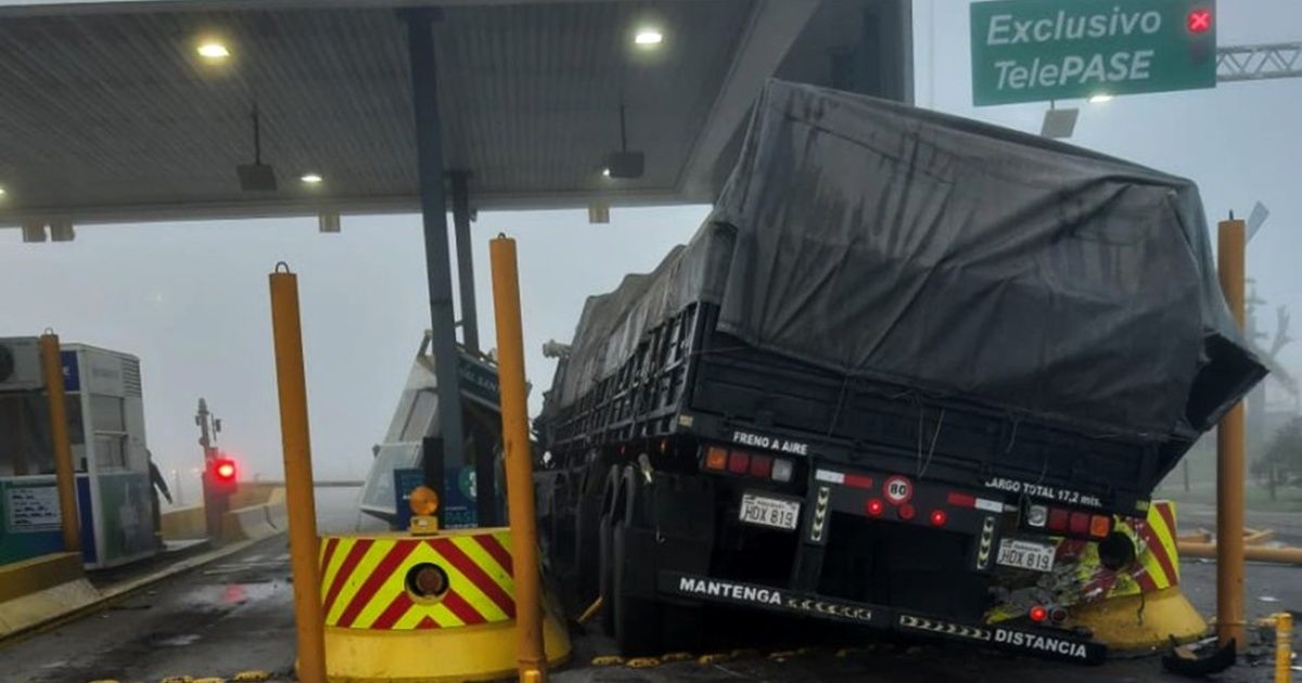 Rosario-Santa Fe highway: truck rammed toll booth and there are 2 serious children
