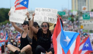 translated from Spanish: Tens of thousands of Puerto Ricans demanded the resignation of Governor Ricardo Rossello