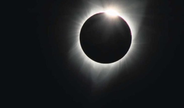 translated from Spanish: The eclipse will have its peak at 16:37 in the Metropolitan Region
