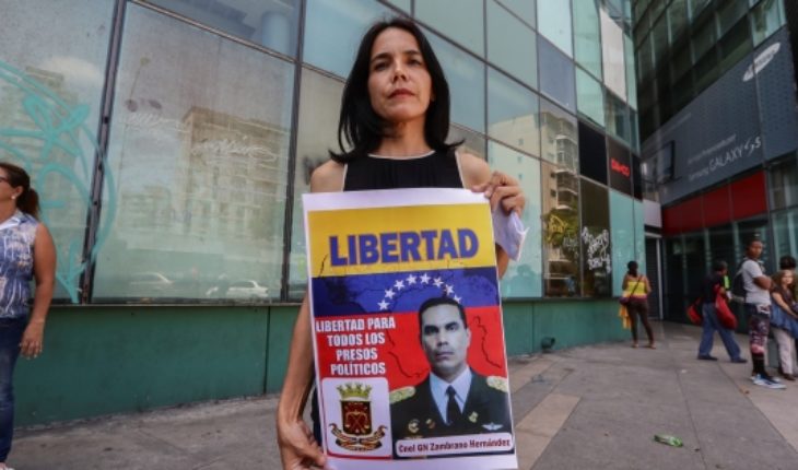 “Presos políticos” de Venezuela protestan tras muerte de militar detenido