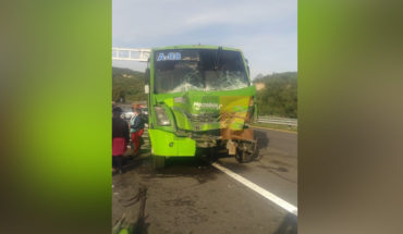 2 autobuses de pasajeros antorchistas chocaron en la Autopista de Occidente; hay 4 heridos