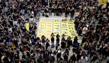 Aeropuerto de Hong Kong cancela sus vuelos ante protesta de más de 5.000 manifestantes