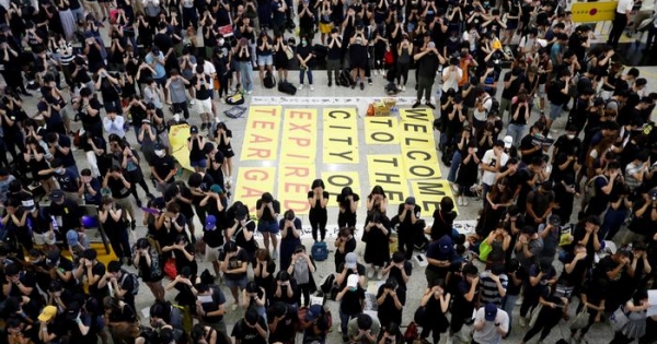 Aeropuerto de Hong Kong cancela sus vuelos ante protesta de más de 5.000 manifestantes