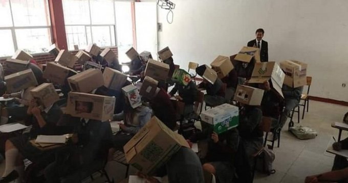 Denuncian al profesor que le puso cajas a alumnos para que no copiaran en examen