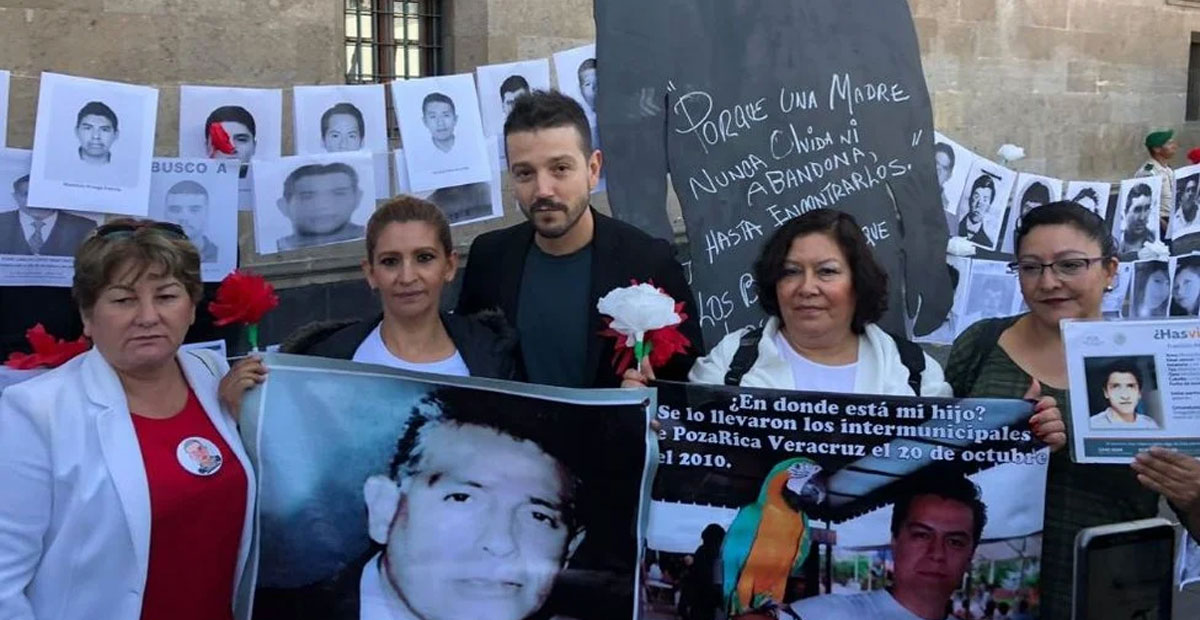 Diego Luna se une a los miembros del ‘Movimiento por Nuestros Desaparecidos’ en Palacio Nacional