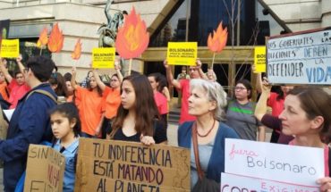 El fuego en la Amazonía moviliza al mundo y enfrenta a Bolsonaro con las potencias europeas