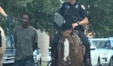 La polémica foto de dos policías a caballo en Texas que llevaban a un hombre negro esposado y con una cuerda