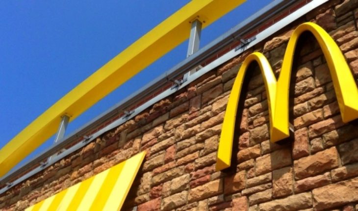 McDonald’s suma y sigue: hombre halla gusano en una hamburguesa de local santiaguino