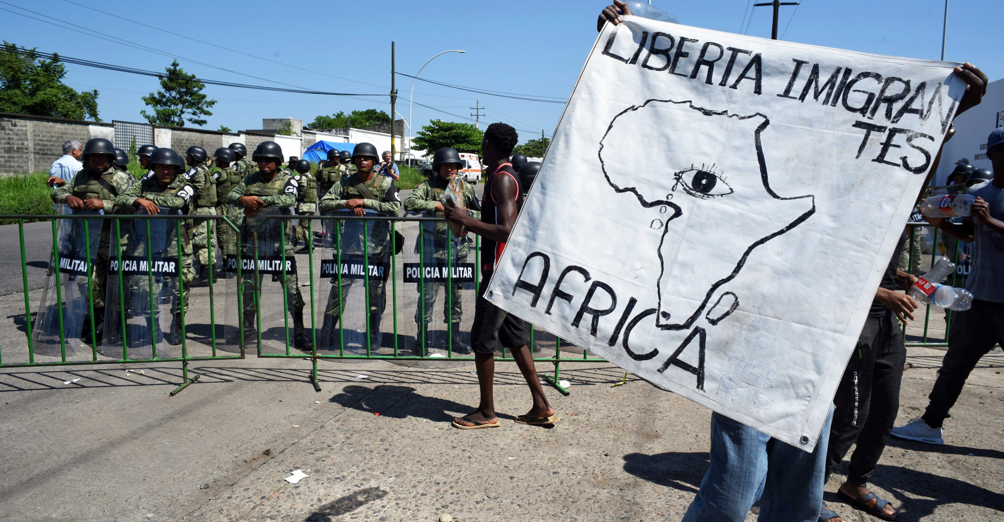 Migrantes africanos anuncian marcha; AMLO rechaza exigencias