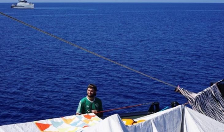 Migrantes del Open Arms se lanzaron al mar para tratar de desembarcar