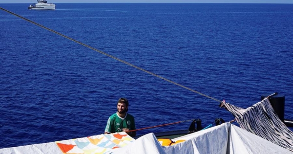Migrantes del Open Arms se lanzaron al mar para tratar de desembarcar