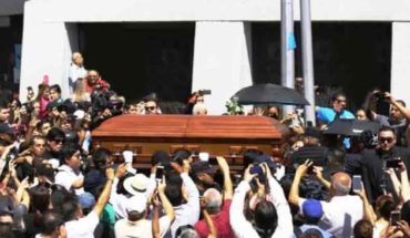 Miles acuden a Basílica de Guadalupe a despedirse de Celso Piña