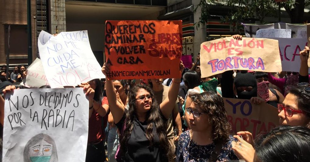 Mujeres protestan contra el acoso y abuso de policías en CDMX