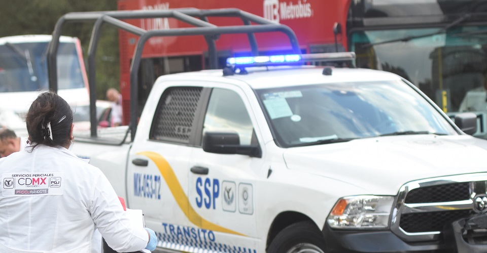 Patrulla de tránsito atropella a mujer de 60 años en CDMX