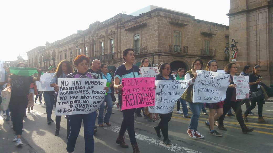Periodistas se manifiestan exigiendo justicia a favor de comunicóloga golpeada